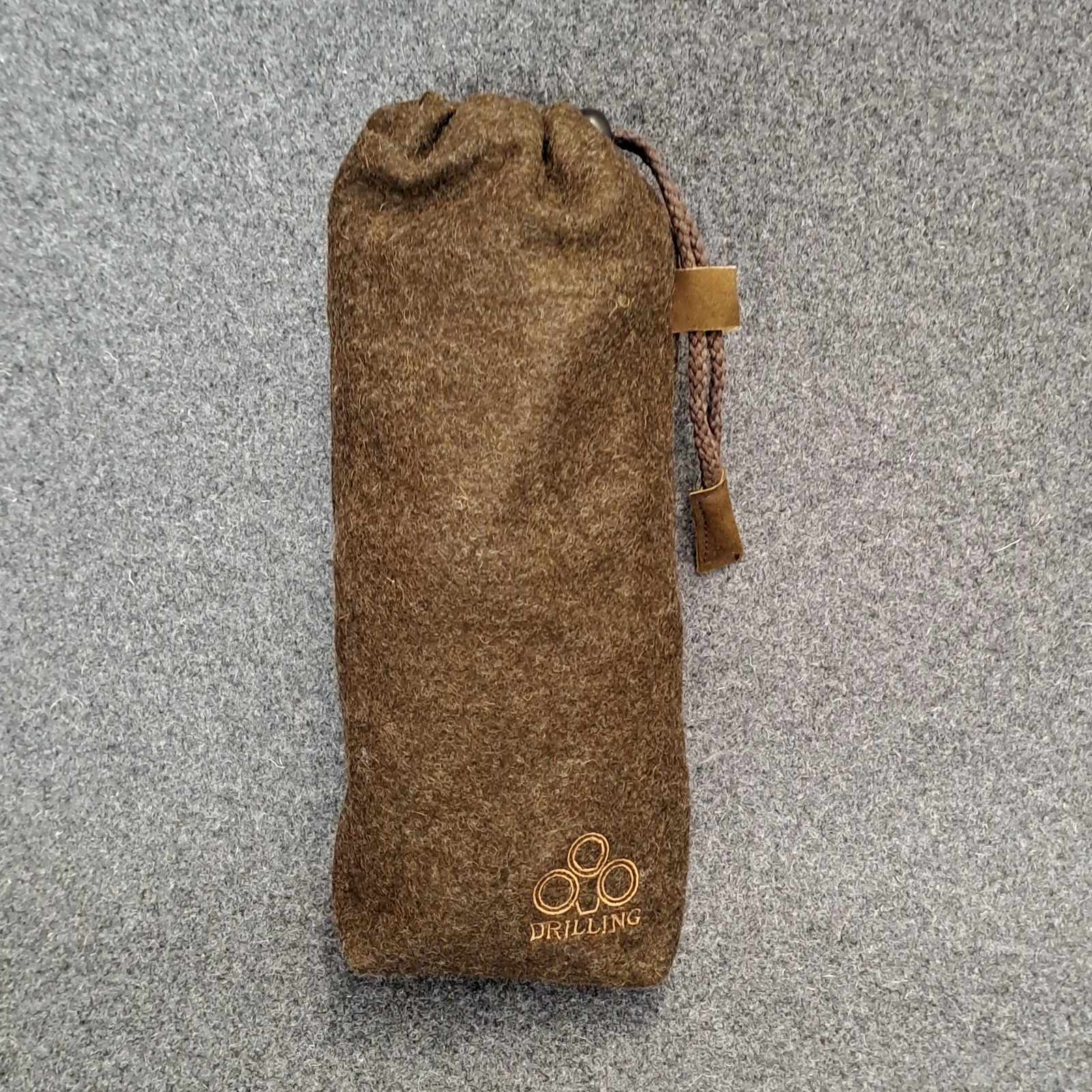 Brauner DRILLING Flaschenbeutel aus Loden mit Zugverschluss.