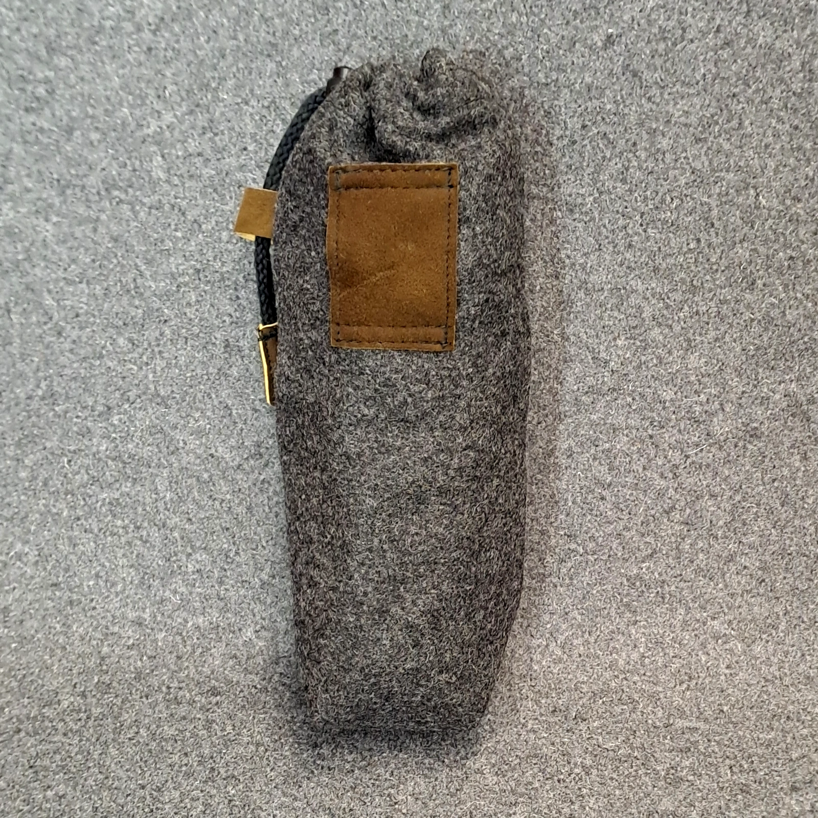 Rückseite eines anthrazitfarbenen DRILLING Flaschenbeutels mit breiter Rothirschleder-Schlaufe.